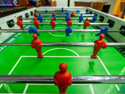 ...ecco uno dietro l�altro l�intramontabile calciobalilla...